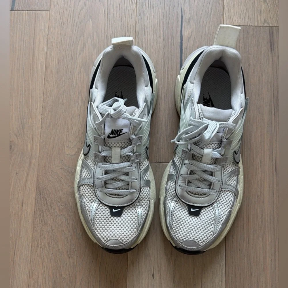 Nike Women’s V2k Run - Picture 2 of 2